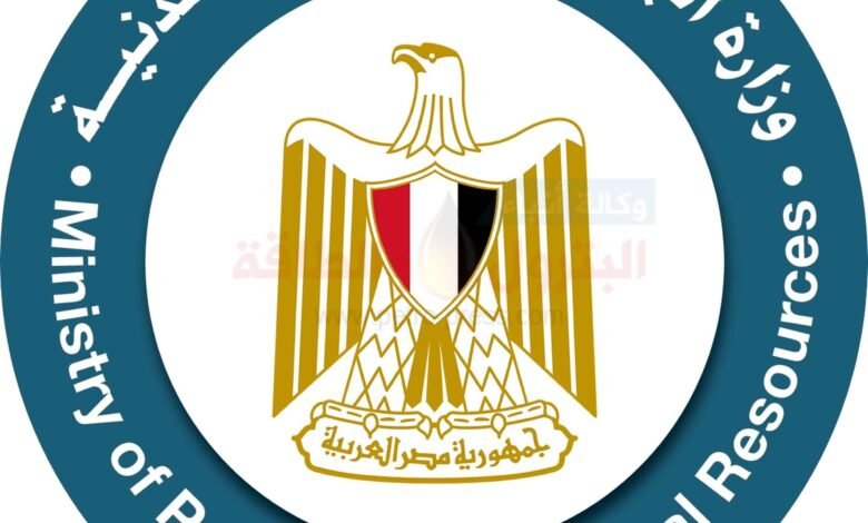عاجل.وزيرى-البترول-والعمل-يتوجهان-لموقع-حادث-انقلاب-للبارج-البحري-بجبل-الزيت-بخليج-السويس